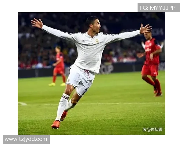 足球巨星C罗在绿茵场上的精彩瞬间与踢球技巧展示